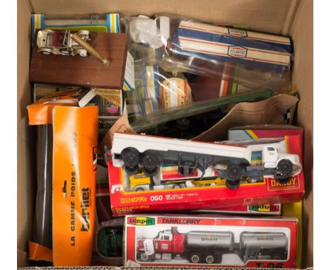 Dinky, Corgi and others, a military vehicle group:, including a Dinky 10 Ton Army Lorry No 622.