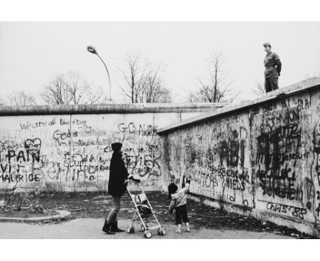  MARIO DONDERO 1928-2015 “Due giorni prima della caduta del muro di Berlino” 1989 Stampa fotografica vintage alla gelatina sa