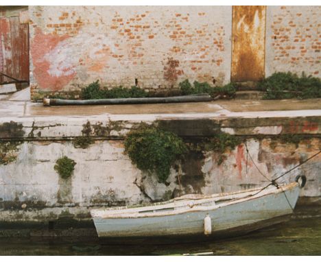  MARIO GIACOMELLI 1925-2000 La barca c. 1980 Stampa fotografica vintage a colori. Timbro dell’autore al verso. Opera in corni