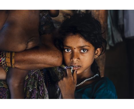  STEVE MC CURRY 1950 India child c. 2000 Stampa fotografica vintage a colori. Firma dell’autore al recto. cm 25.3 x 38 (30,5 