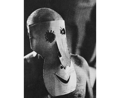  PABLO PICASSO 1881-1973 Picasso’s portrait with duck paper mask 1959 Stampa fotomeccanica ritagliata dalla rivista Paris-Mat