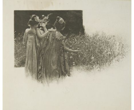  ÉMILE CONSTANT PUYO 1857-1933 Deux femmes dans un champ de fleurs c. 1900 Stampa alla gomma bicromata. Timbro a secco. cm 22