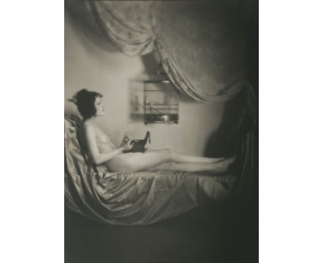  EMIL OTTO HOPPÉ 1878-1972 Nude (Doris Leight) with jewel casket c. 1920 Stampa fotografica vintage alla gelatina sali d’arge