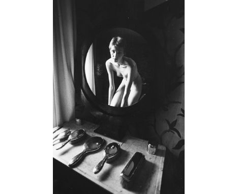  JEAN-LOUP SIEFF 1933-2000 Ritratto allo specchio c. 1960 Stampa fotografica vintage gelatina sali d’argento. Firma dell’auto