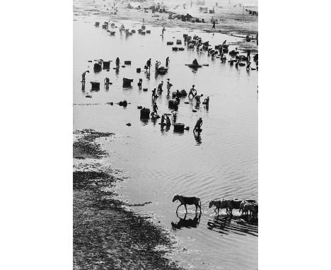  HENRI CARTIER-BRESSON 1908-2004 India 1967 Stampa fotografica vintage alla gelatina sali d’argento. Timbro dell’autore al ve