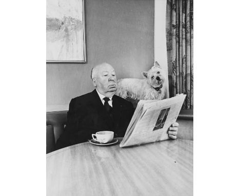  PHILIPPE HALSMAN 1906-1979 Alfred Hitchcock 1975 Stampa fotografica vintage gelatina sali d’argento. Timbri al verso. cm 30,