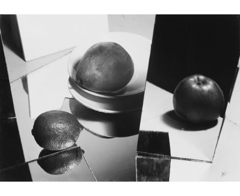  FLORENCE HENRI 1893-1982 Obst 1929 Stampa fotografica alla gelatina sali d’argento su cartoncino, stampata 1974, 7/50. Firma