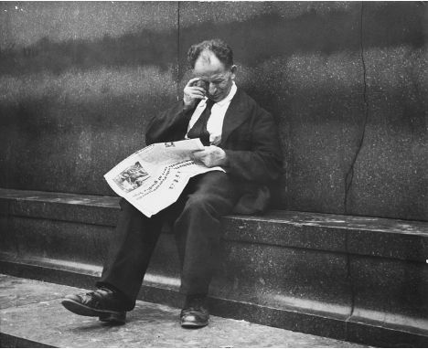  ENZO SELLERIO 1924-2012 Milano, lettore dell’Unità in monocolo 1957 Stampa fotografica vintage alla gelatina sali d’argento.