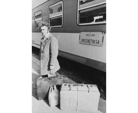  MIMMO JODICE 1934 L’arrivo 1980 Stampa fotografica vintage alla gelatina sali d’argento. Firma dell’autore e data al verso. 