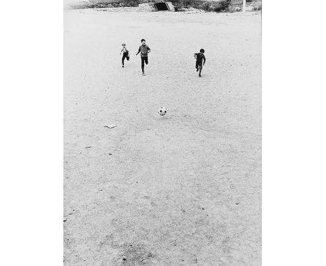  RENZO MURATORI 1927-1992 Calcio c. 1975 Stampa fotografica vintage alla gelatina sali d’argento. Dati dell’autore al verso. 