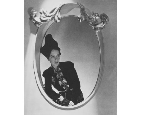  HORST P. HORST 1906-1999 Elsa Schiaparelli, Paris 1936 Stampa fotografica al platino palladio, firma, titolo, data, 15/25 al