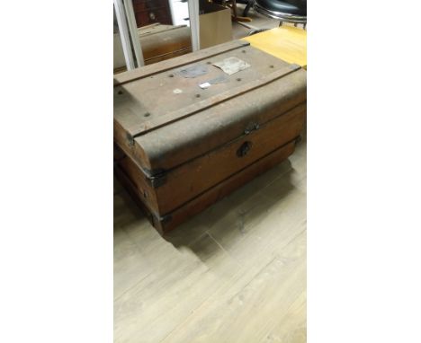 VINTAGE METAL TRUNK