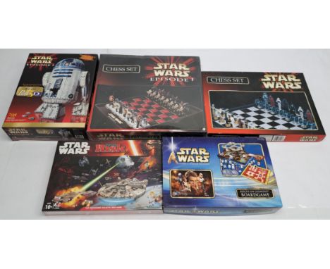 Star Wars related board games, chess sets and puzzle, to include Episode 1 chess set (sealed), Star Wars Risk (Sealed), and o