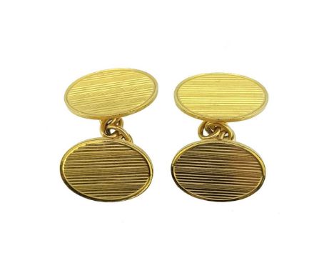 of oval form, each link with engine turned decoration, 1.8cm x 1.3cm, chain connections, hallmarked Birmingham, 18ct gold, da