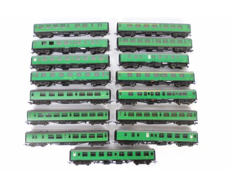 Bachmann - 15 unboxed OO gauge passenger coaches in BR green livery by Bachmann. Lot includes #34501 Corridor / Open 2nd Brak