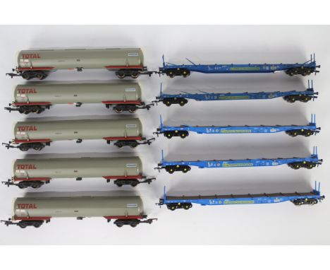Heljan, Lima - 10 unboxed OO gauge freight rolling stock wagons and tankers. Lot includes Heljan Cargowaggon Flat Bogie H5100