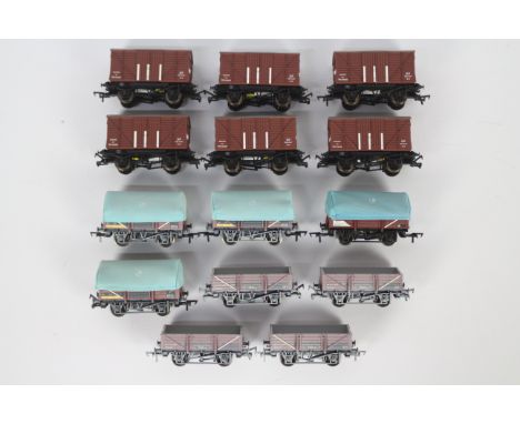 Bachmann - 14 unboxed OO gauge Shock Vans and China Clay Wagons by Bachmann. Lot consists of Bachmann #33075 13T 5 Plank Chin