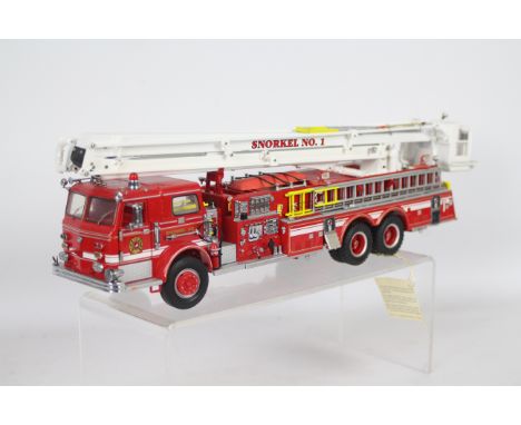 Franklin Mint - A Pierce Snorkel Fire Truck in 1/32 scale by Franklin Mint. This large highly detailed model measures 40 cm i