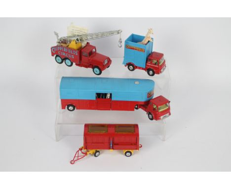 Corgi - Chipperfields - 4 x Chipperfields trucks, the Bedford TK Horse Transporter # 1130 with six horses, the Bedford TK Gir
