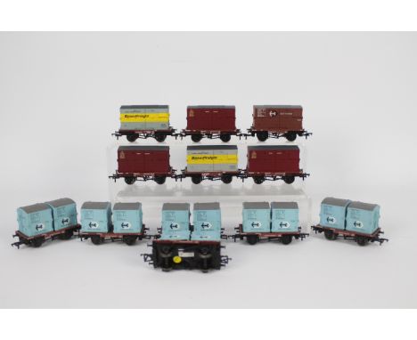 Bachmann - 12 unboxed OO gauge conflat wagons by Bachmann. Lot includes Bachmann #33327A in BR brown with 2 AF containers (x6