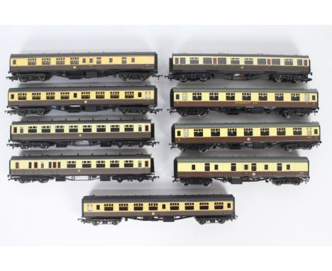 Bachmann, Mainline - A rake of 9 unboxed OO gauge passenger coaches in Chocolate and Cream liveries. Lot includes Bachmann #3