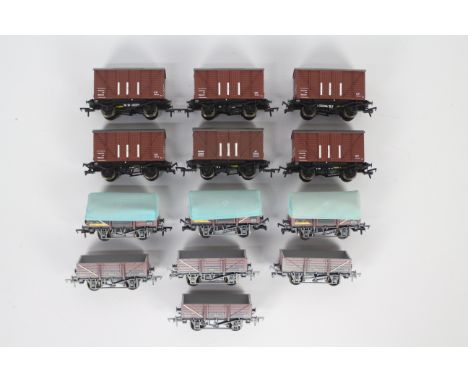 Bachmann - 13 unboxed OO gauge Shock Vans and China Clay Wagons by Bachmann. Lot consists of Bachmann #33075 13T 5 Plank Chin