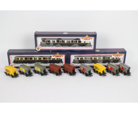 Bachmann, Wrenn - 12 items of boxed and unboxed OO gauge rolling stock. Lot includes three boxed Bachmann passenger coaches i
