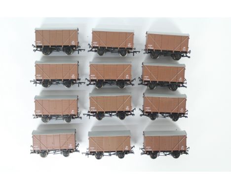 Dapol - A rake of 12 unboxed OO gauge Dapol 12T Mogo vans in BR brown W105682. Vans appear to be in Excellent condition overa