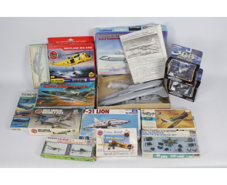 Airfix - Corgi - Hasegawa - Plastyk - 11 x model aircraft kits and 2 x diecast models including Westland Seaking in 1:72 scal