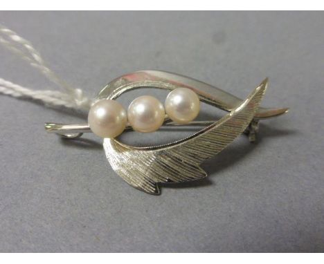Sterling silver and pearl brooch