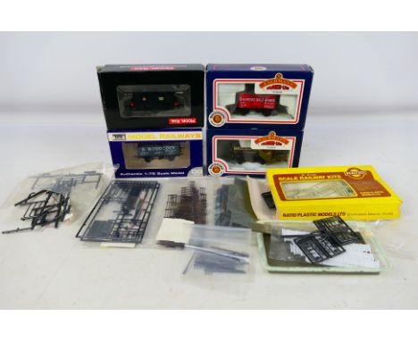 Dapol - Bachmann - Model Rail - Others - A boxed OO gauge steal locomotive with a small group of OO gauge rolling stock and s