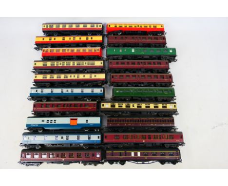 Airfix - Lima - Tri-ang - Hornby - A mixes assortment of 20 unboxed HO/OO gauge coaches in varying liveries. Items appear to 