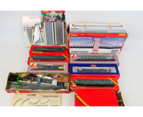 Hornby - Lima - A mixed assortment of boxed HO/OO scale railway items to include L205115b Class 33 33025, R8008 Grand Suspens