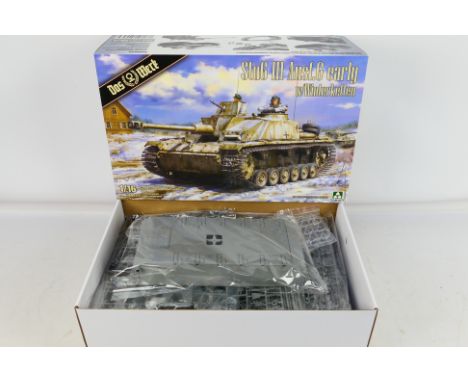 Das Werk - A boxed 1:16 scale Das Werk DW16003 Stug III Ausf.G German WW2 Assault Gun. The large kit appears to be in Mint co