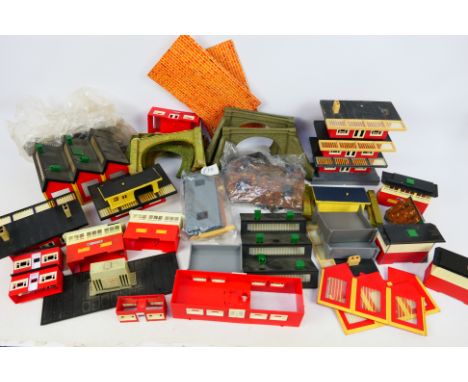 Hornby - A mixed assortment of loose OO scale models railway items to include engine sheds portals, signal boxes and others. 