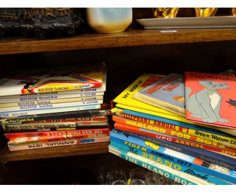 Parcel of vintage children's annuals and similar