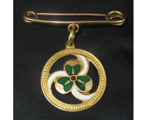 A 9ct gold and enamel decorated Girl Guides Thanks badge in green, white and red/purple, depicting a three-leaf clover with r