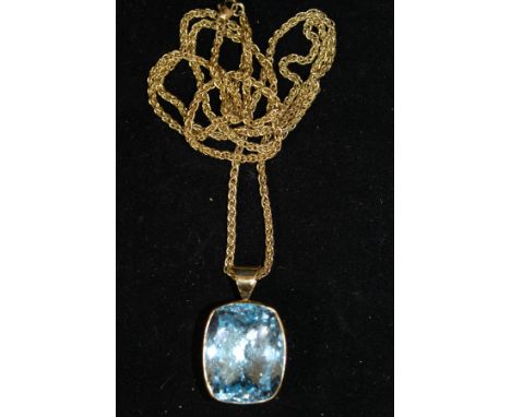 An 18ct gold mounted rounded rectangular facet cut aquamarine pendant (approx 20 mm x 25 mm x approx 10 mm deep), together wi