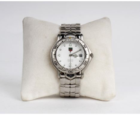 A Gentleman's stainless steel automatic Tag Heuer Automatic Chronometer wrist watch . 39mm case with white face and luminous 
