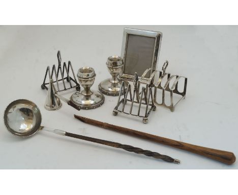 A group of silver, comprising: a pair of silver four division toast racks, Edinburgh, 1910, Hamilton & Inches, of triangular 