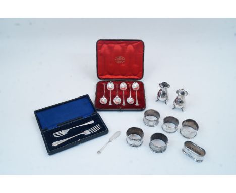 A small group of silver, comprising: a cased set of six Victorian Onslow pattern teaspoons, London, 1895, Goldsmiths & Silver