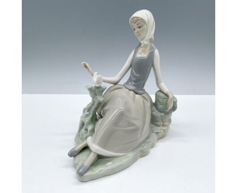 Glossy finish; Lladro backstamp. Artist: Vicente MartinezIssued: 1969 - 1993Dimensions: 6.25''L x 3.5''W x 6.5''HManufacturer