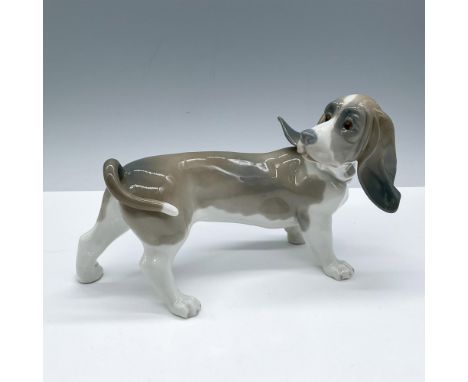Glossy finish; Lladro backstamp. Artist: Vicente MartinezIssued: 1969 - 1981Dimensions: 3.5''L x 8''W x 4.75''HManufacturer: 