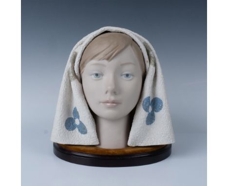 Matte finish; Lladro backstamp. Artist: Fulgencio GarciaIssued: 1969 - 1985Dimensions: 8.25''L x 10''W x 9.5''HManufacturer: 