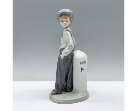 Glossy finish; Lladro backstamp. Artist signature. Artist: Antonio RamosIssued: 1987 - 1998Dimensions: 8.75"H x 4"WManufactur