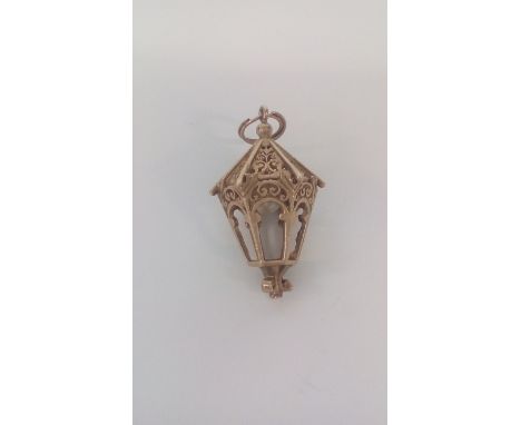 9ct gold charm/pendent in the form of a lantern with pearl simulating light bulb 4.8 grams 