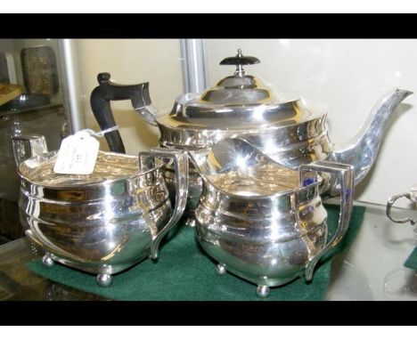 A three piece silver teaset - Sheffield 1926 - William Hutton - 36oz 