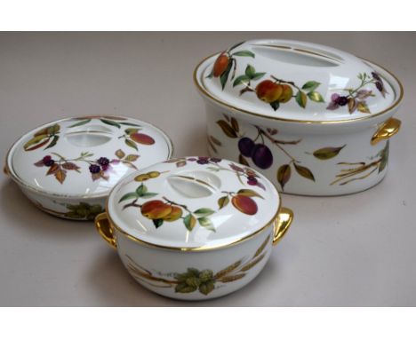 A collection of ceramics, to include a set of  three  ' Evesham' casserole dishes by Royal Worcester