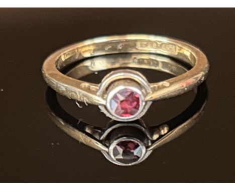 18ct Gold & platinum solitaire ruby ring Size N  2.9g