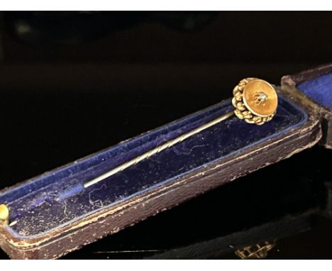 Yellow metal stick pin set with diamond, diamond size approx. 1/16 carat 3.2g